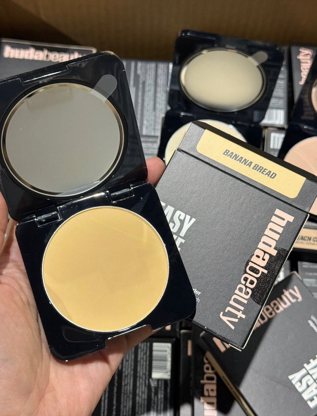HUDA BEAUTY 
Easy Bake Airbrush Matte Pressed Setting Powder