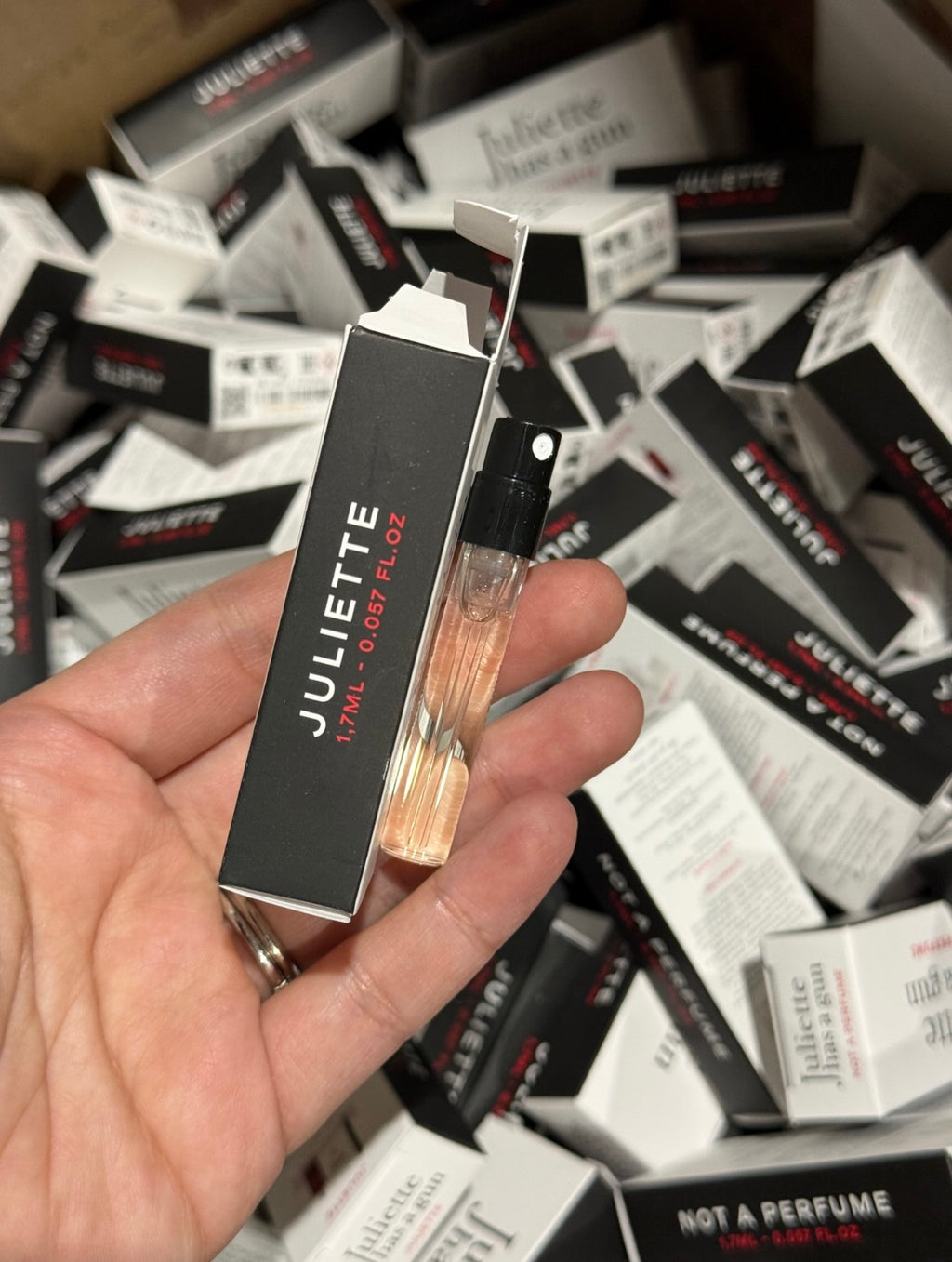 100pcs vial juliette has a gun mix