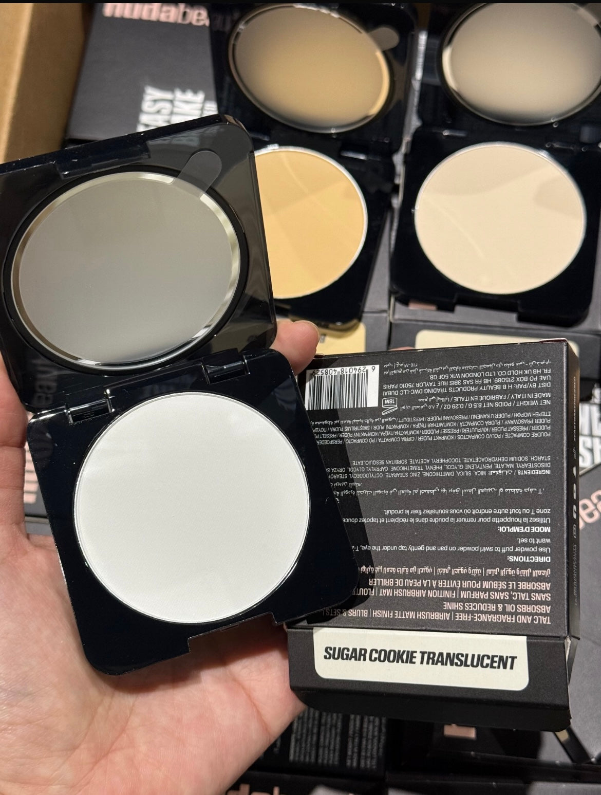 HUDA BEAUTY 
Easy Bake Airbrush Matte Pressed Setting Powder