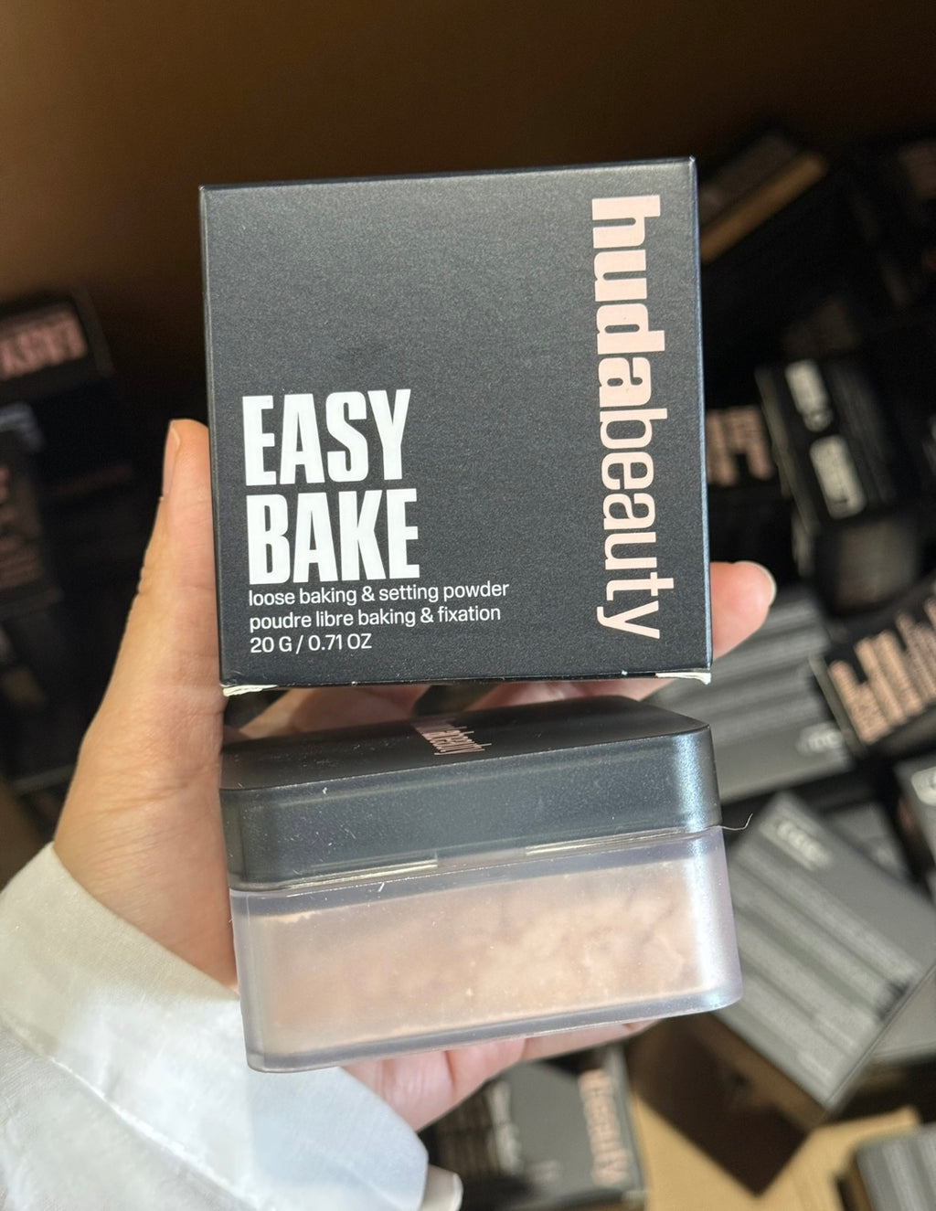 HUDA BEAUTY Easy Bake Blurring Loose Baking & Setting powder