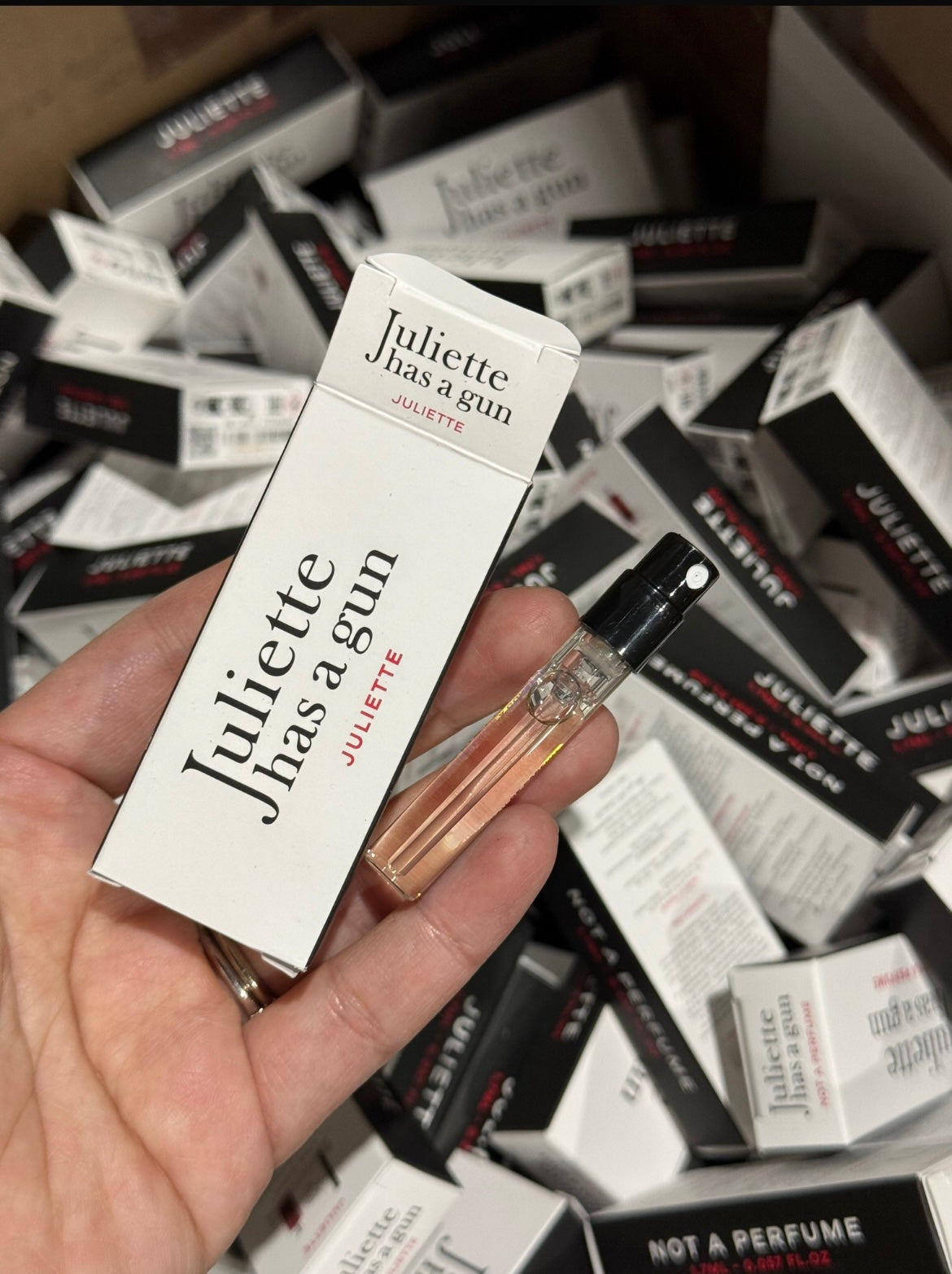 100pcs vial juliette has a gun mix