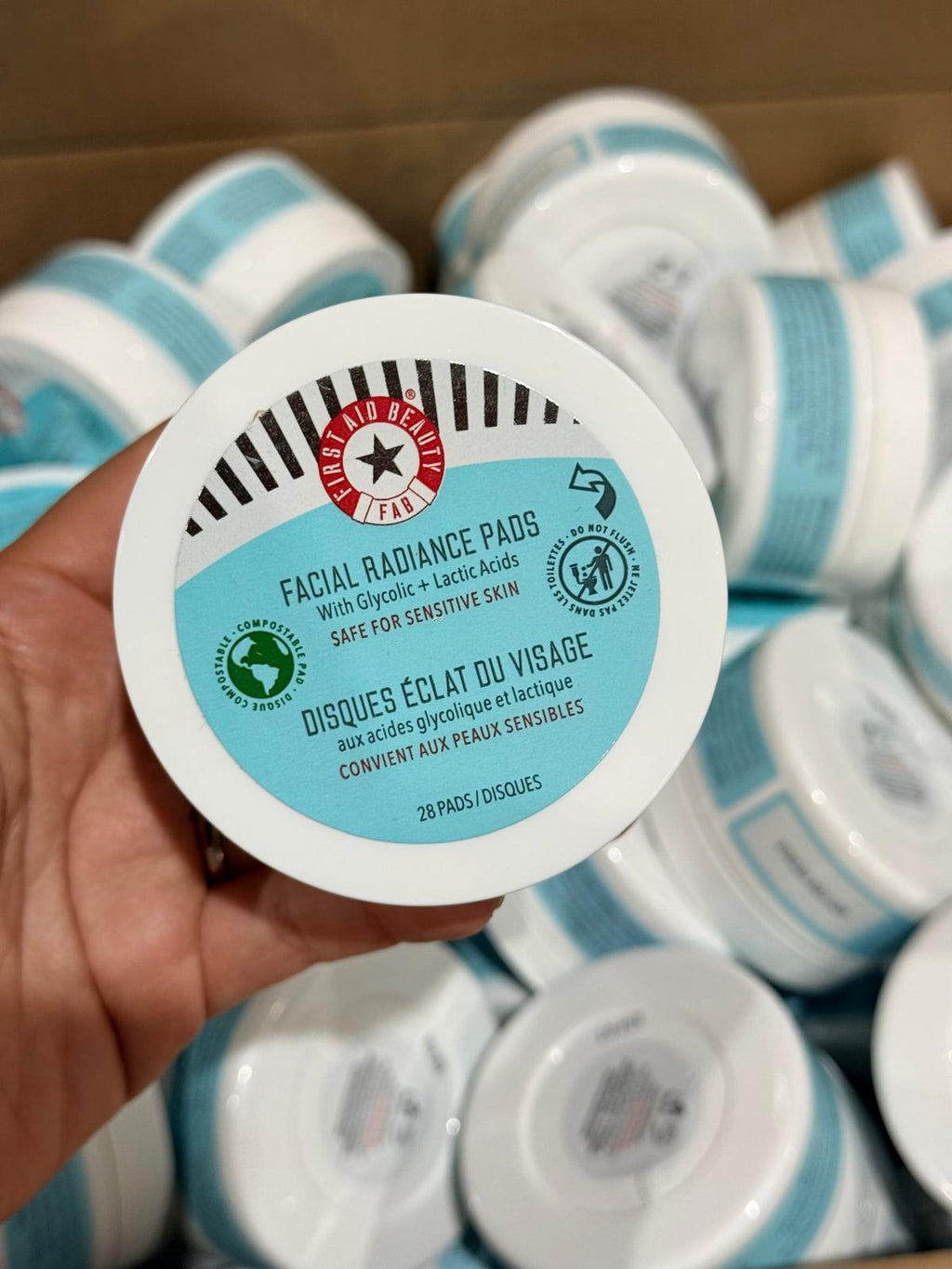 First Aid Beauty Facial Radiance Pads With Glycolic & Lactic Acids (28 Pads) 7＄ (100pcs 6＄each)